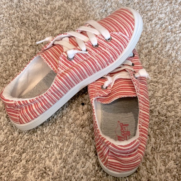 Jellypop Shoes - BRAND NEW! Jellypop Striped Dallas Shoes Size 8.5